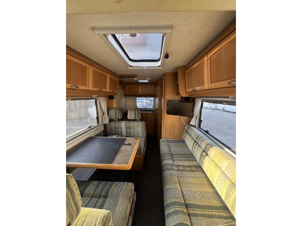 Foto 12 van Hymer B544 Kleine compacte intergaal camper voor 5 personen