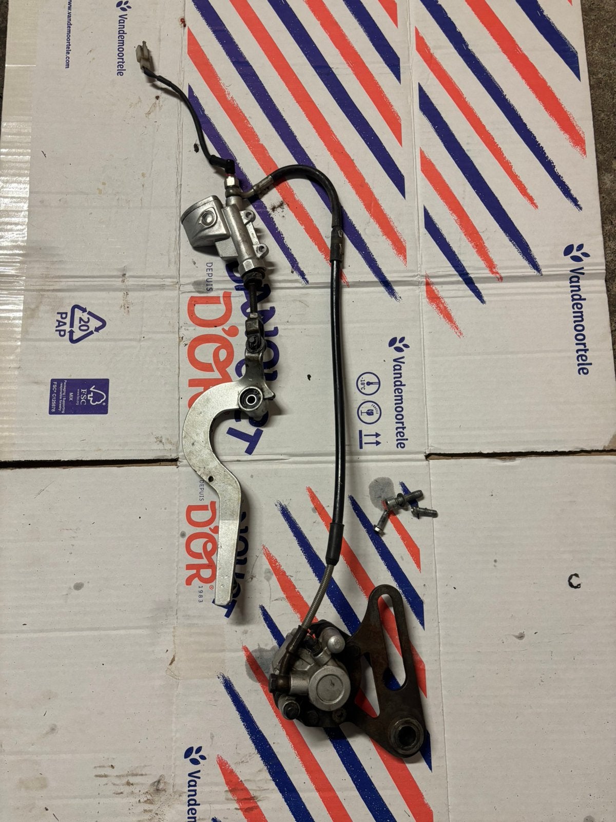 Compleet achterremsysteem voor honda hm 50 en vent 50, Fietsen en Brommers, Ophalen of Verzenden, Zo goed als nieuw