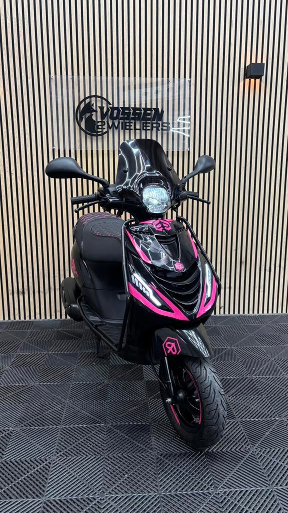 Piaggio Zip | Black & Pink | 2023 | 4200KM, Fietsen en Brommers, Scooters | Piaggio, Maximaal 45 km/u, Zip, Zo goed als nieuw