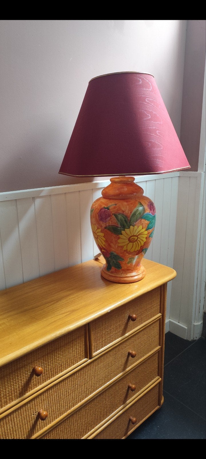 Vintage tafellamp met bloemmotief en rode kap, Ophalen