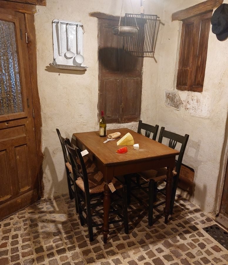 oude relatief brede keukentafel  kleine eettafel, Ophalen