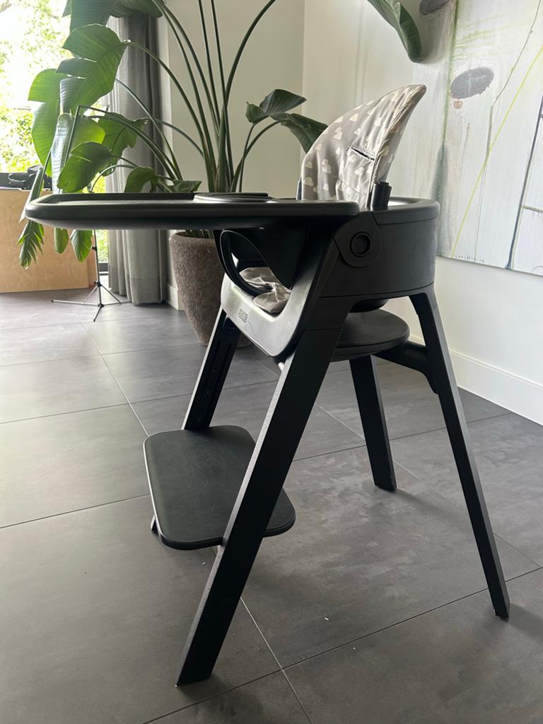Stokke Steps Kinderstoel Eiken Zwart Compleet, Kinderen en Baby's, Ophalen, Zo goed als nieuw, Meegroeistoel, Afneembaar eetblad