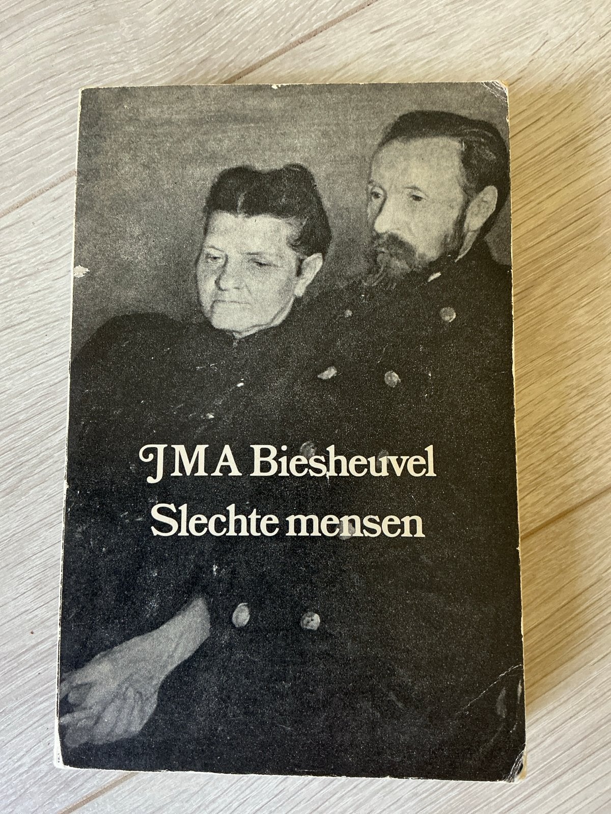 J.M.A. Biesheuvel - Slechte mensen (Paperback), Boeken, Ophalen of Verzenden, Gelezen, Nederland