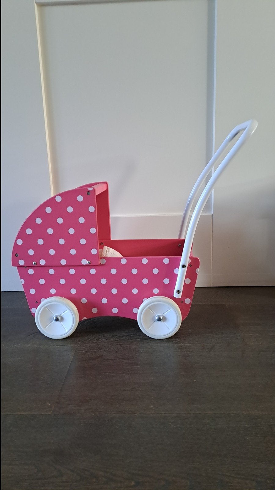 Roze houten poppenwagen met witte stippen, Ophalen of Verzenden, Gebruikt, Overige typen