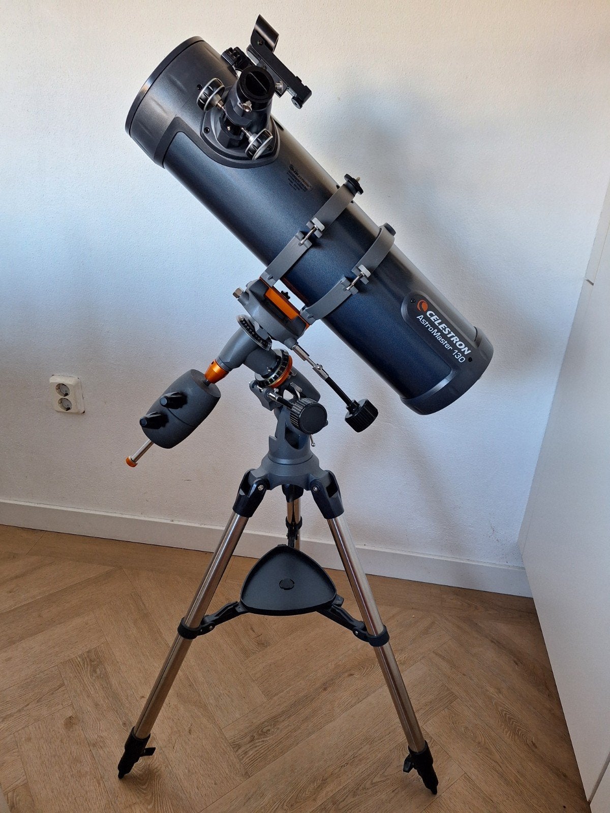 Celestron AstroMaster 130 EQ Spiegeltelescoop met statief, Ophalen, 80 tot 200 mm, Met statief, Spiegeltelescoop (reflector)