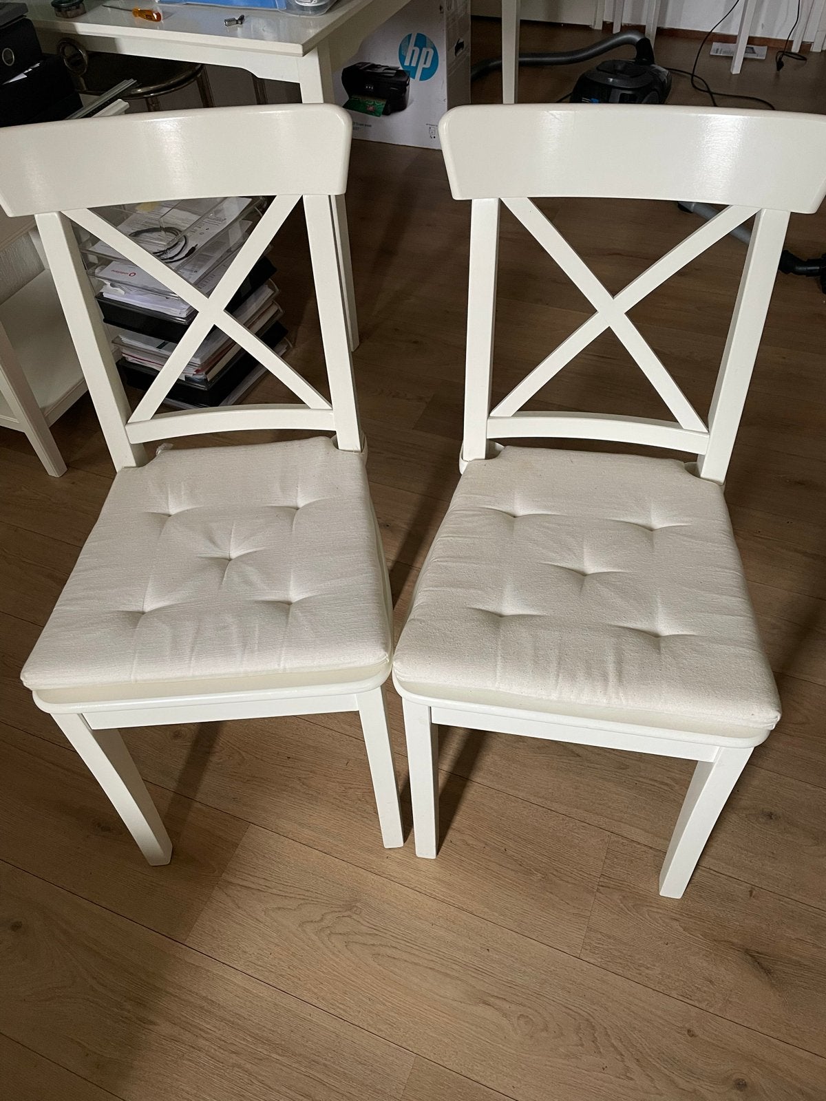 Twee witte IKEA Ingolf eetkamerstoelen met kussens, Ophalen, Twee, Wit, Zo goed als nieuw