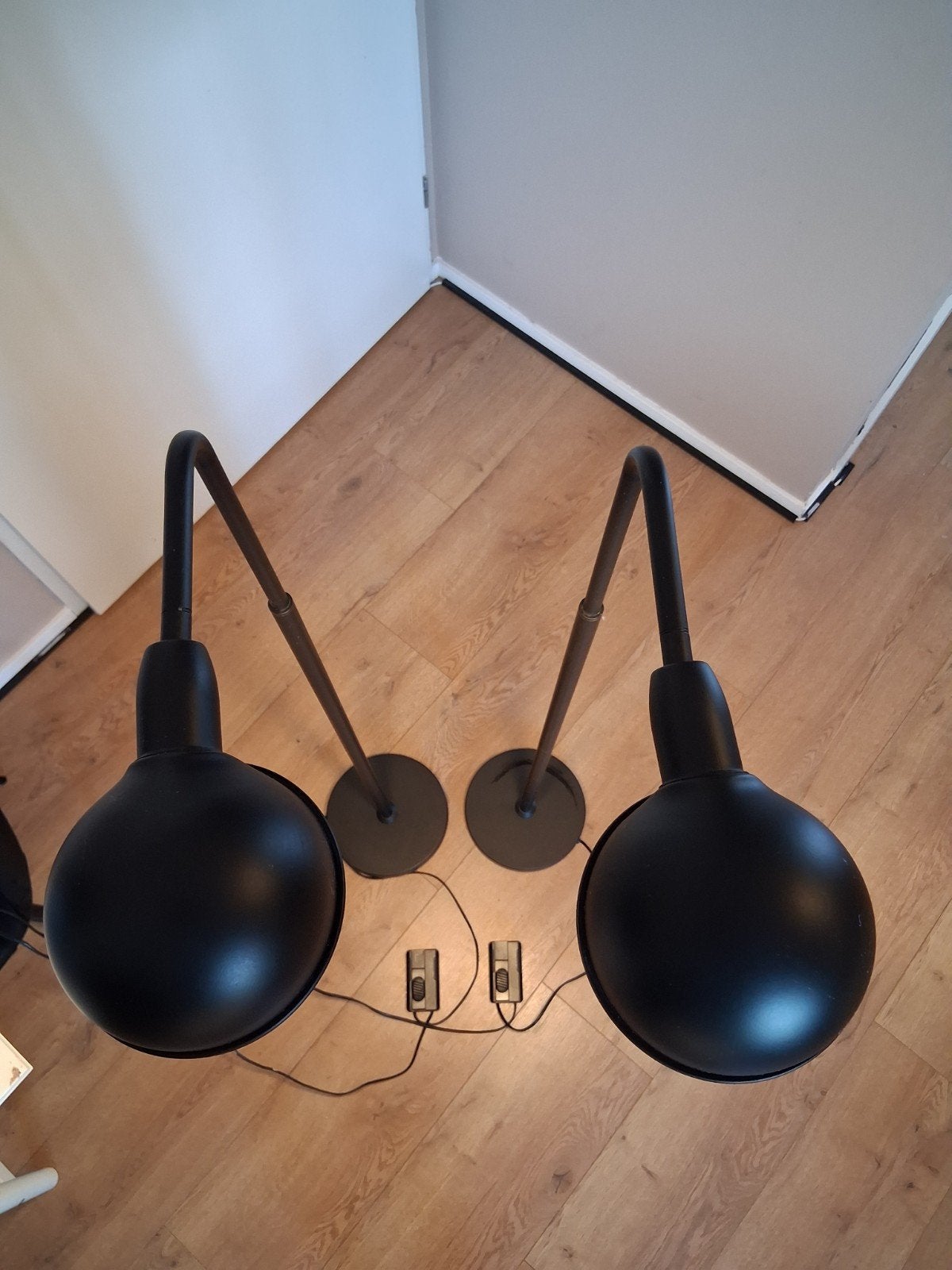 Set van 2 zwarte staande vloerlampen / leeslampen met dimmer, Antiek en Kunst, Ophalen