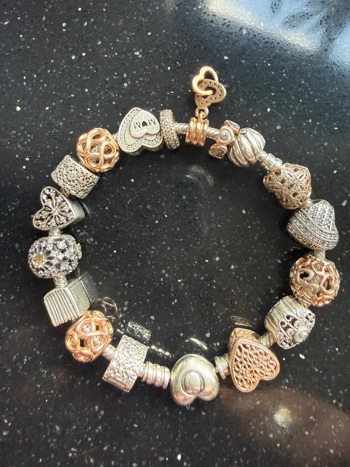Originele Pandora Moments armband met 17 bedels, Ophalen of Verzenden, Zo goed als nieuw, Met bedels of kralen, Zilver