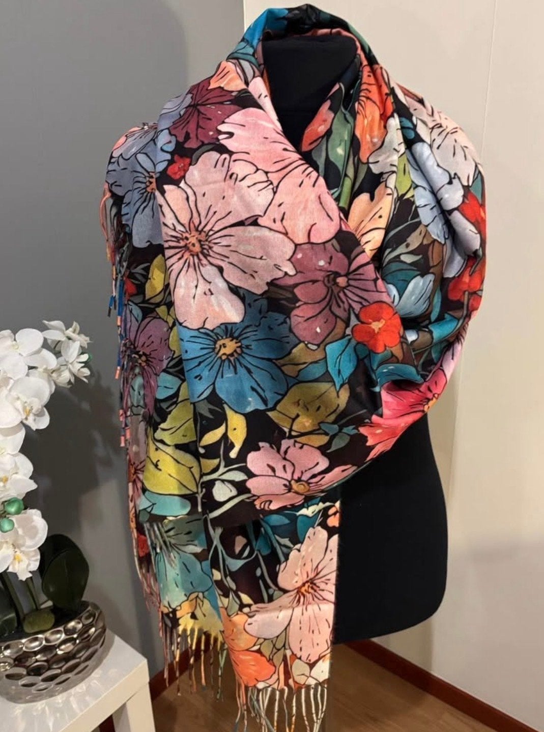 Kleurrijke bloemen sjaal met franjes, Ophalen of Verzenden, Nieuw, Maat 38/40 (M), Sjaal