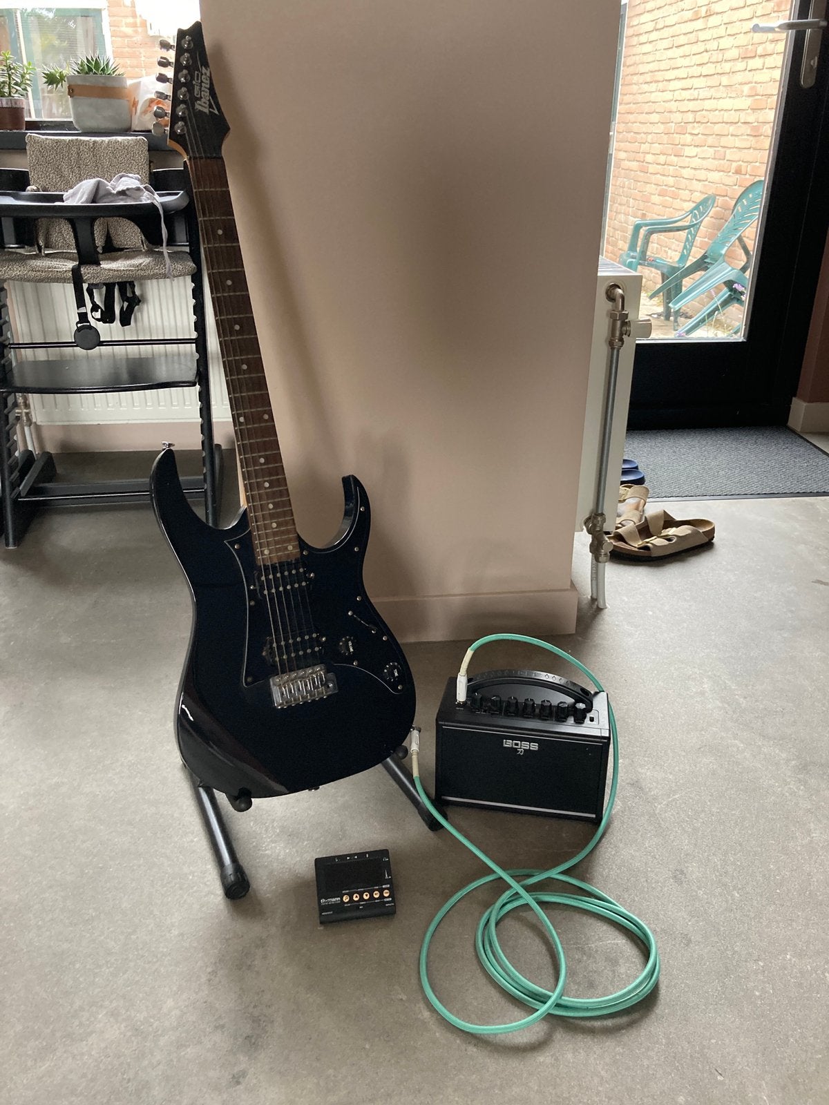 Ibanez gio gitaar met Boss katana mini versterker en toebeho, Muziek en Instrumenten, Snaarinstrumenten | Gitaren | Elektrisch