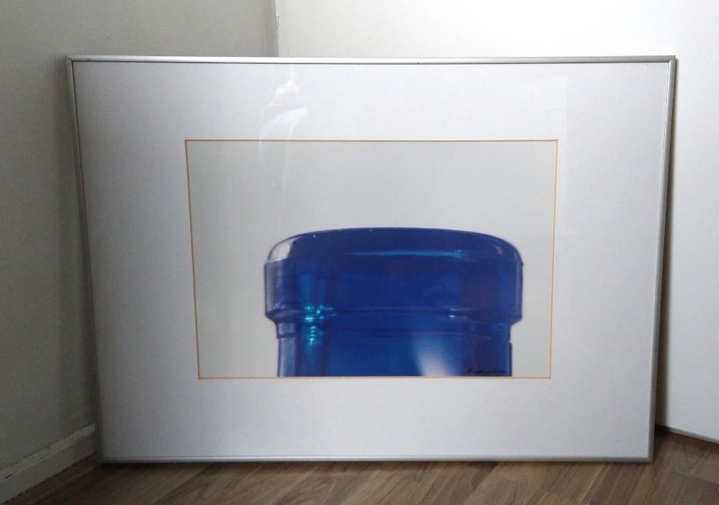 Foto kunstenaar Ab Wagenvoort gesigneerd Fles blauw, Ophalen of Verzenden, Foto, Fotografie, Met ophangsysteem