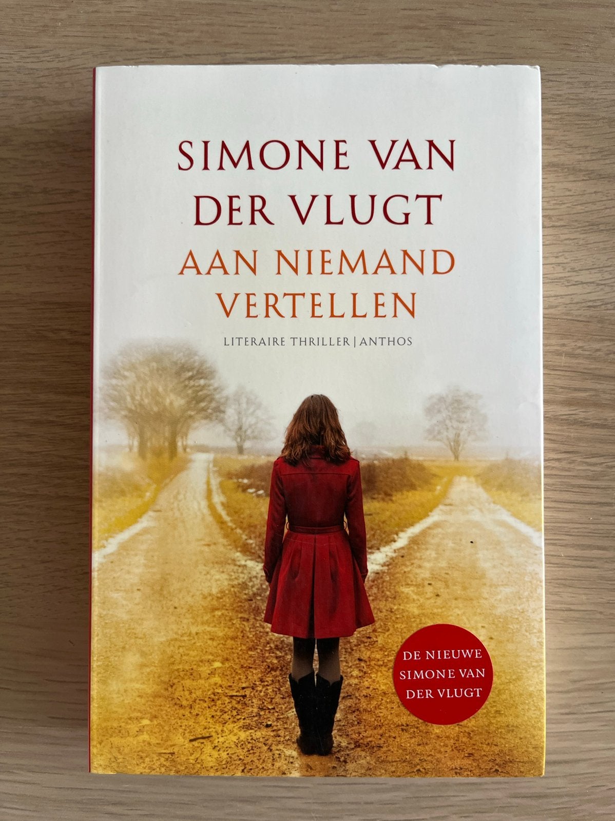 Simone van der Vlugt - De vlucht aan niemand vertellen, Ophalen of Verzenden, Gelezen, Nederland
