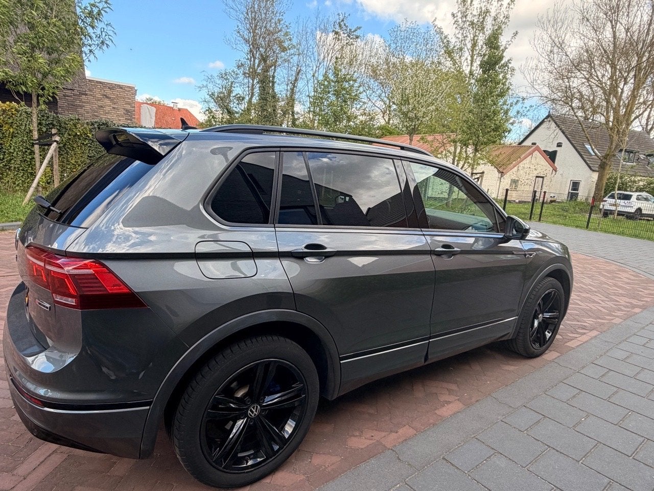 Foto 6 van Volkswagen Tiguan 2.0 TSI 190pk 4Motion DSG 2020 Grijs
