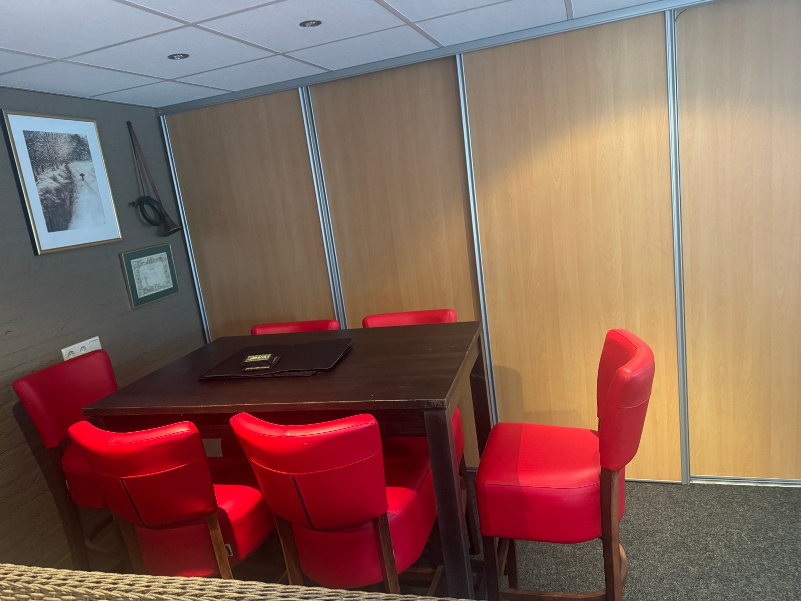 Hoge eettafel met 6 rode stoelen, Huis en Inrichting, Ophalen, Gebruikt, 100 tot 150 cm, 50 tot 100 cm