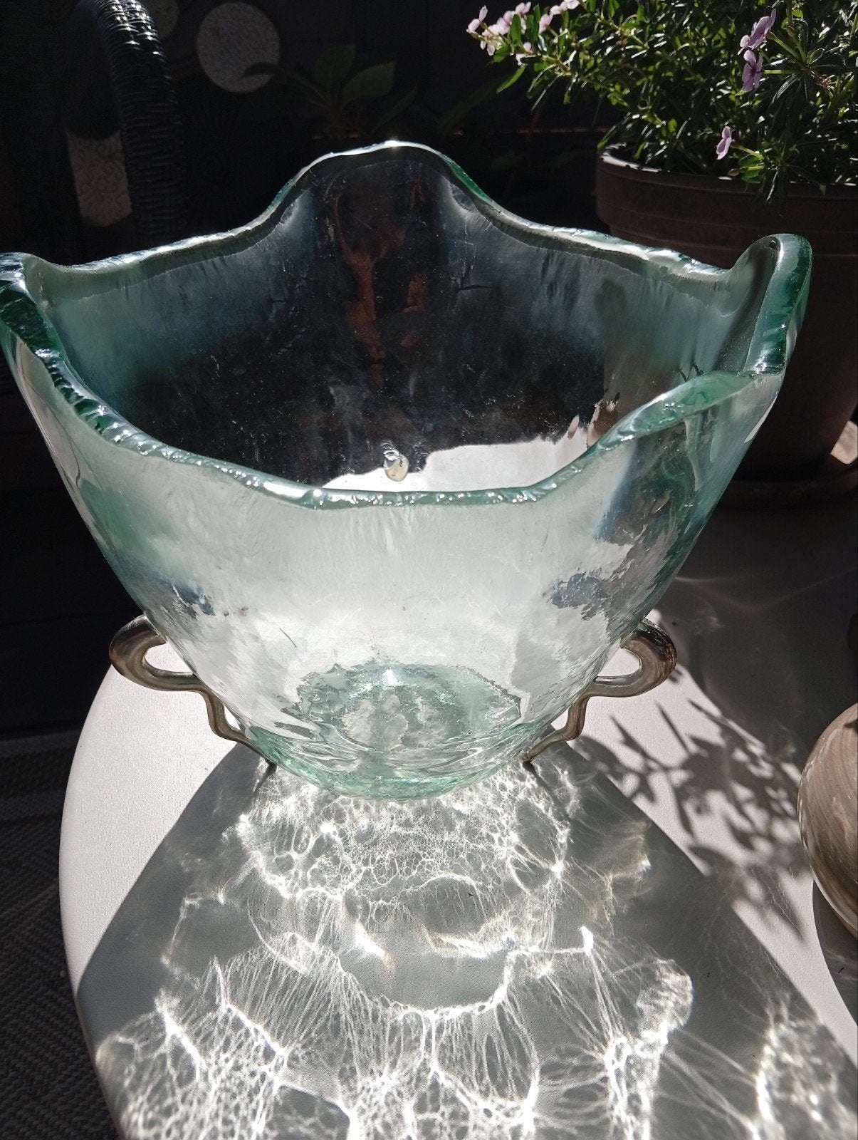 Decoratieve glazen schaal op metalen standaard, Antiek en Kunst, Ophalen of Verzenden