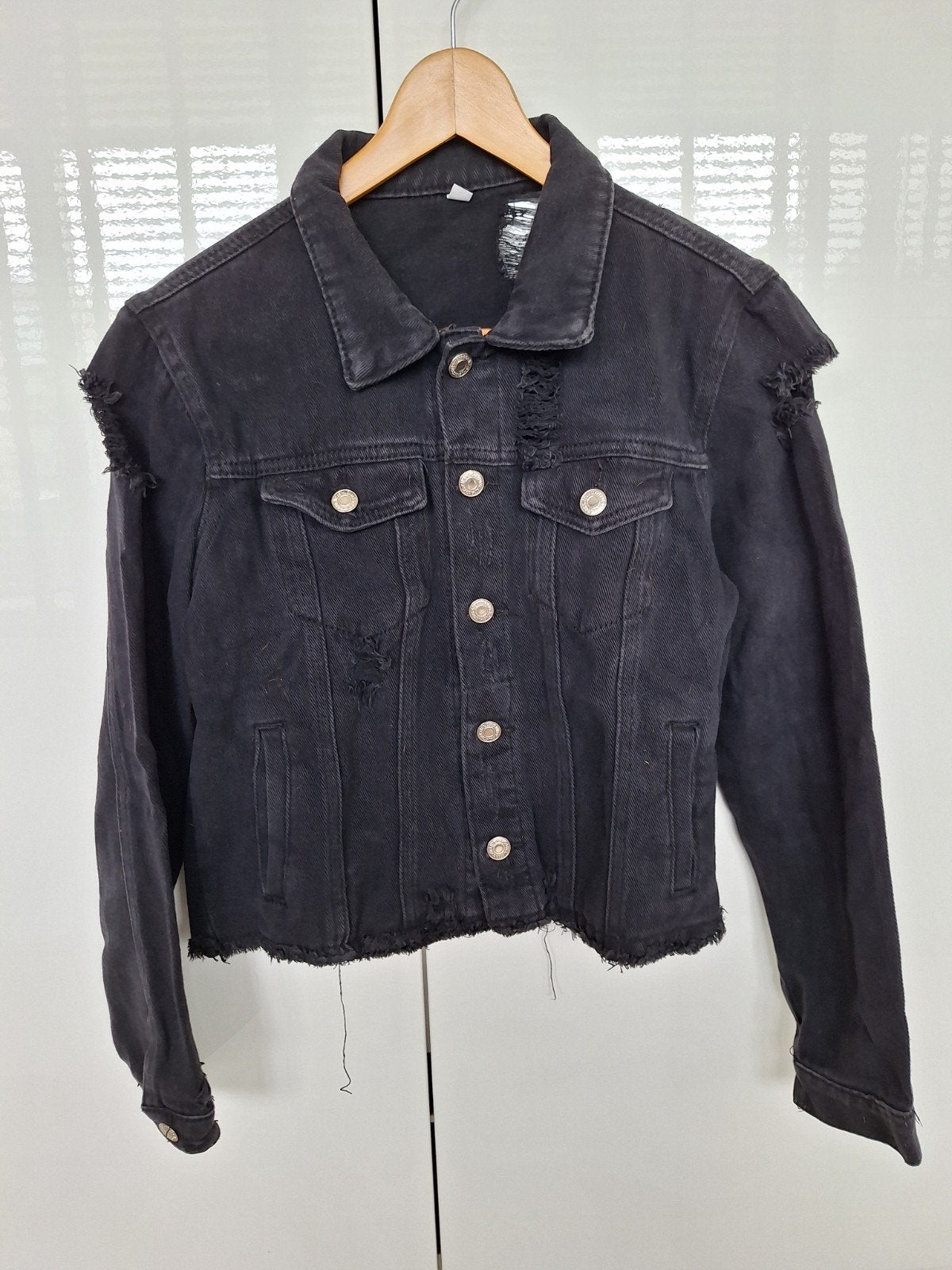 Zwart spijkerjack met distressed details - Maat M, Kleding | Dames, Jassen | Zomer, Maat 38/40 (M), Zwart, Ophalen of Verzenden