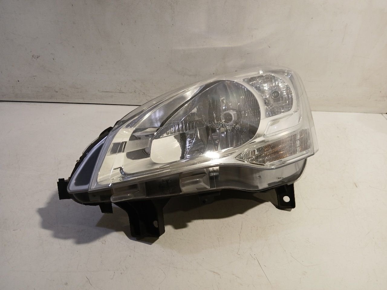 Koplamp links Peugeot Partner, Auto-onderdelen, Onderdelen@venauto.nl, Van der Ven Autorecycling B.V., Gebruikt, Ettenseweg 76, 4706 PB Roosendaal, The Netherlands