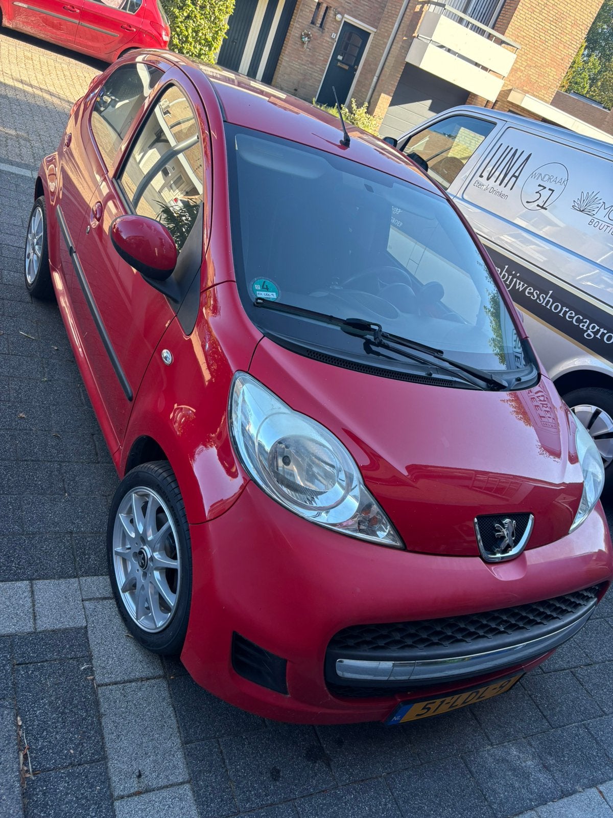 Peugeot 107 1.0 12V 5DR 2010 Rood, Auto's, Voorwielaandrijving, Stof, Zwart, 4 stoelen
