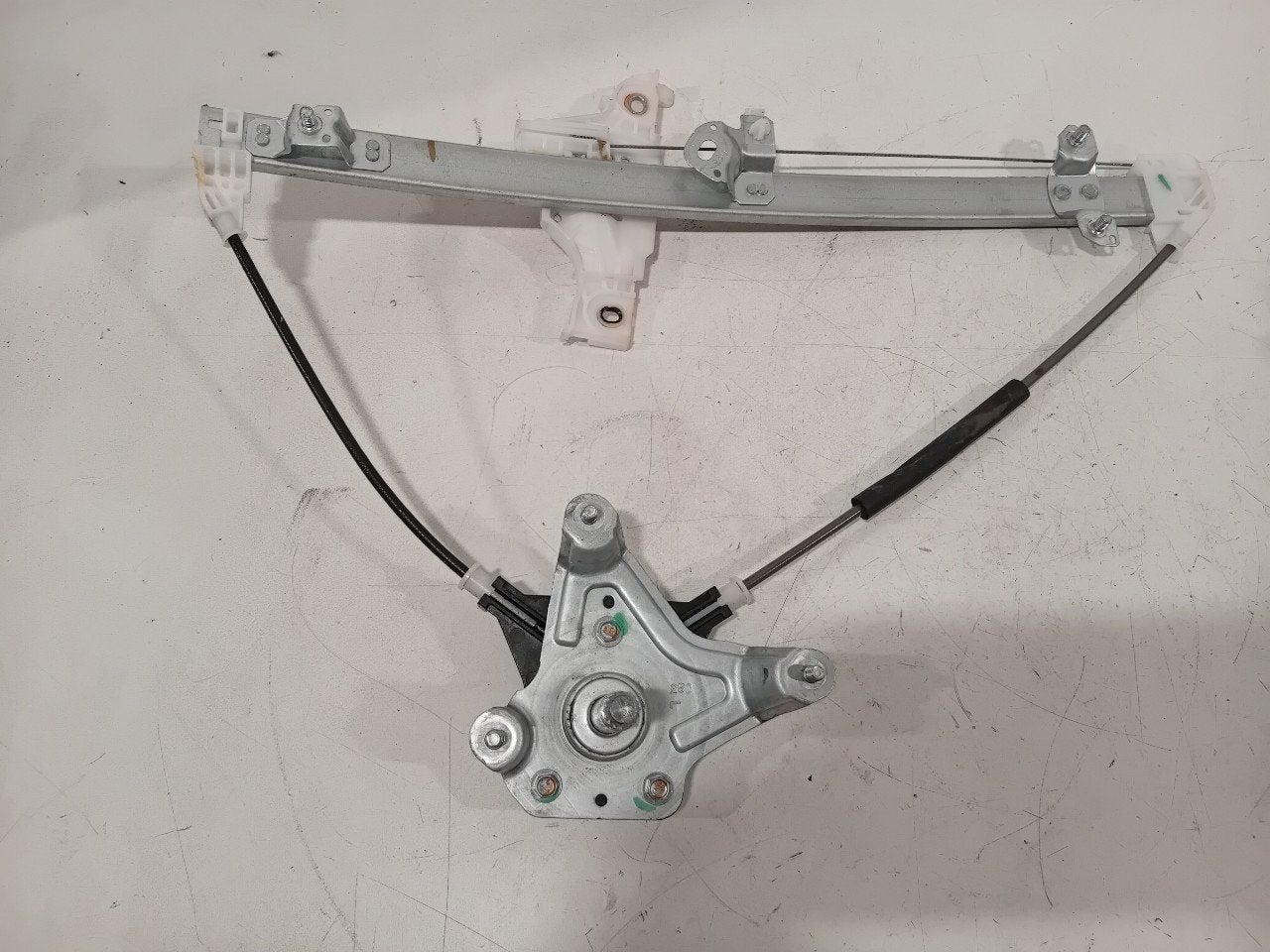 Raammechaniek links achter Toyota Yaris, Onderdelen@venauto.nl, Van der Ven Autorecycling B.V., Gebruikt, Ettenseweg 76, 4706 PB Roosendaal, The Netherlands