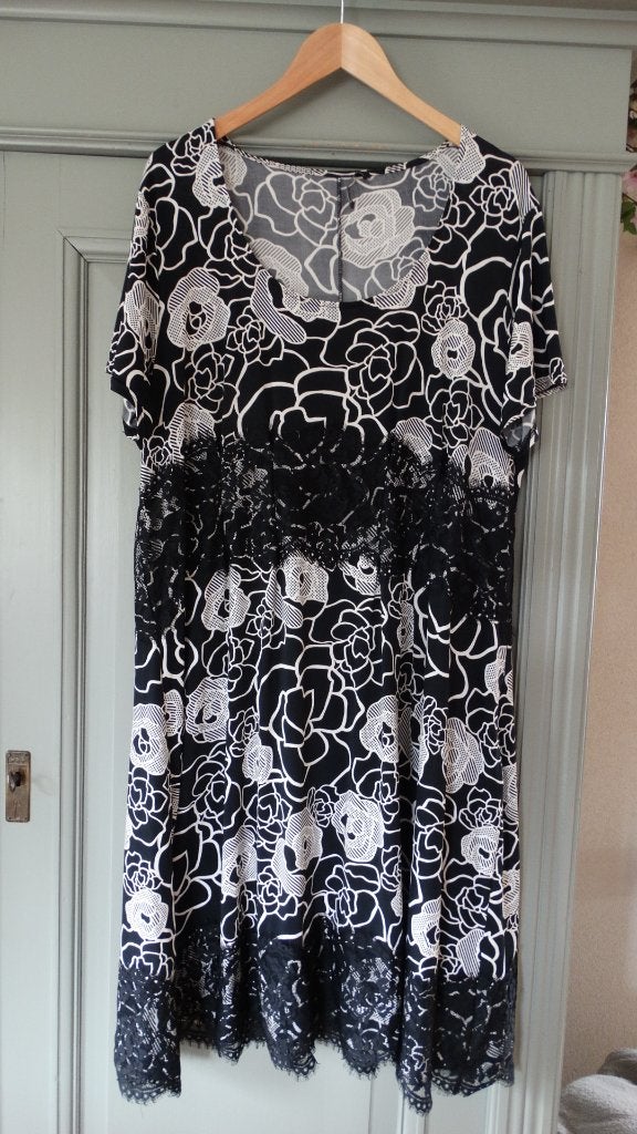 Paprika zwart/witte jurk met kanten details, maat 48, Kleding | Dames, Jurken, Verzenden, Zwart, Maat 46/48 (XL) of groter, Zo goed als nieuw