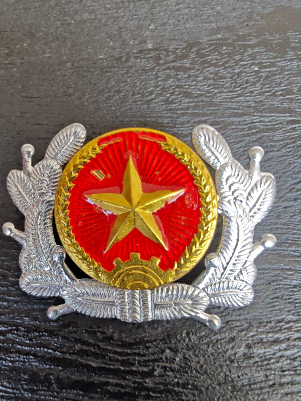 NVA OFFICER petembleem- Pith Helmet Badge - Viet Cong / VC -, Ophalen of Verzenden, Landmacht, Amerika, Embleem of Badge