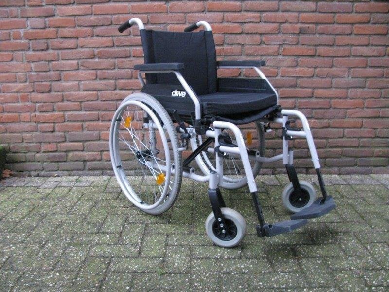 Drive Villbiss rolstoel Zitbreedte 47 cm Met massieve banden, Diversen, Rolstoelen, Ophalen, Inklapbaar, Zo goed als nieuw, Duwrolstoel