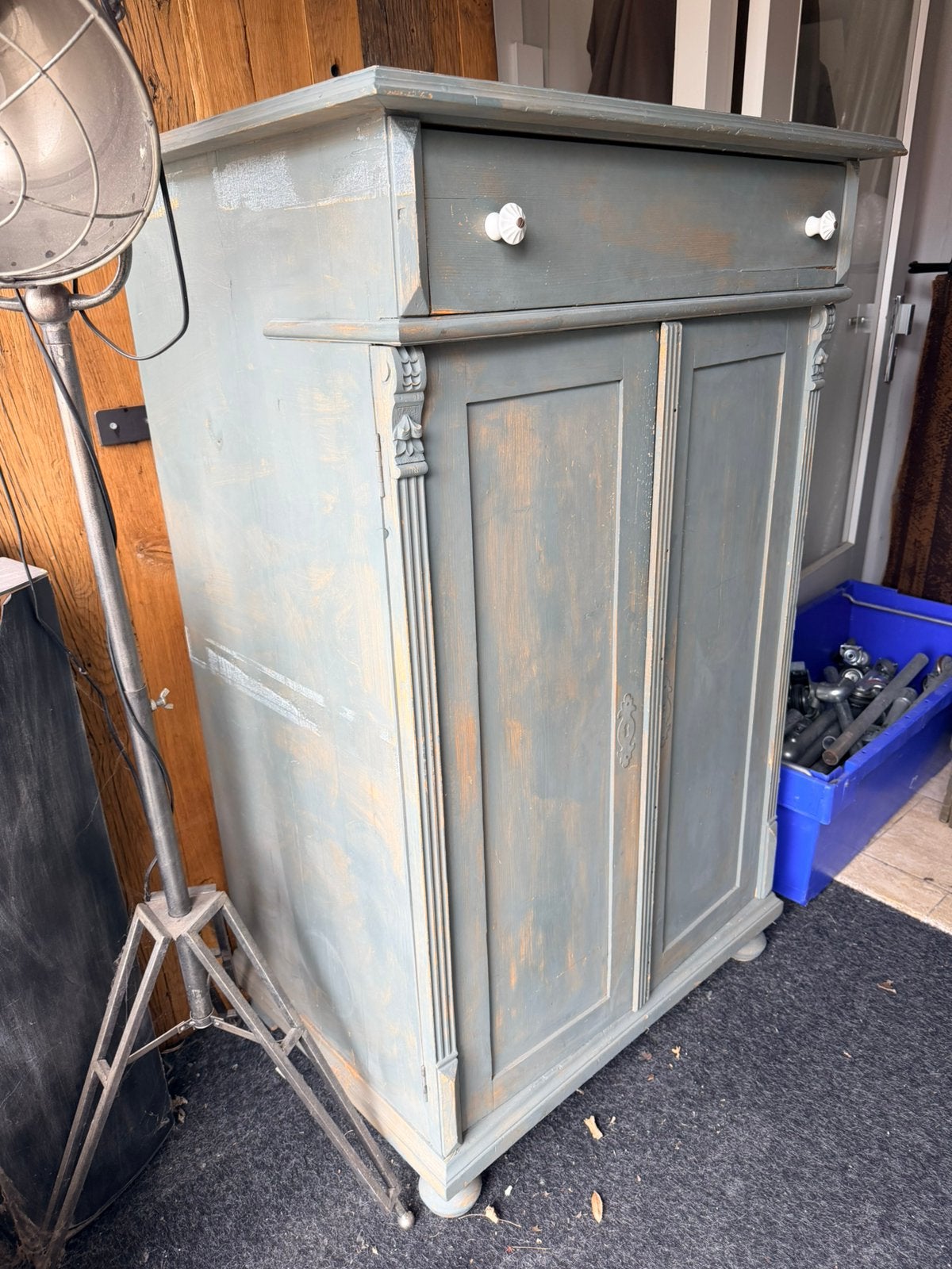 Grenen kast, Ophalen