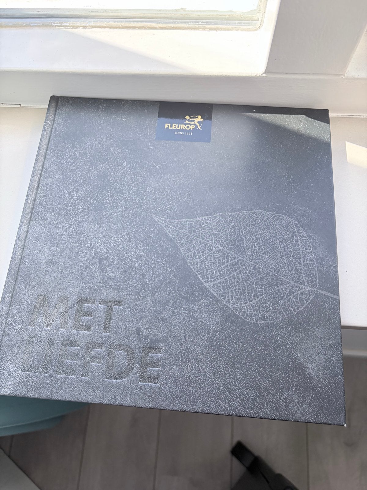 Fleurop Rouwboek 'Met Liefde' - Catalogus Uitvaartbloemen, Ophalen of Verzenden, Zo goed als nieuw, Catalogus