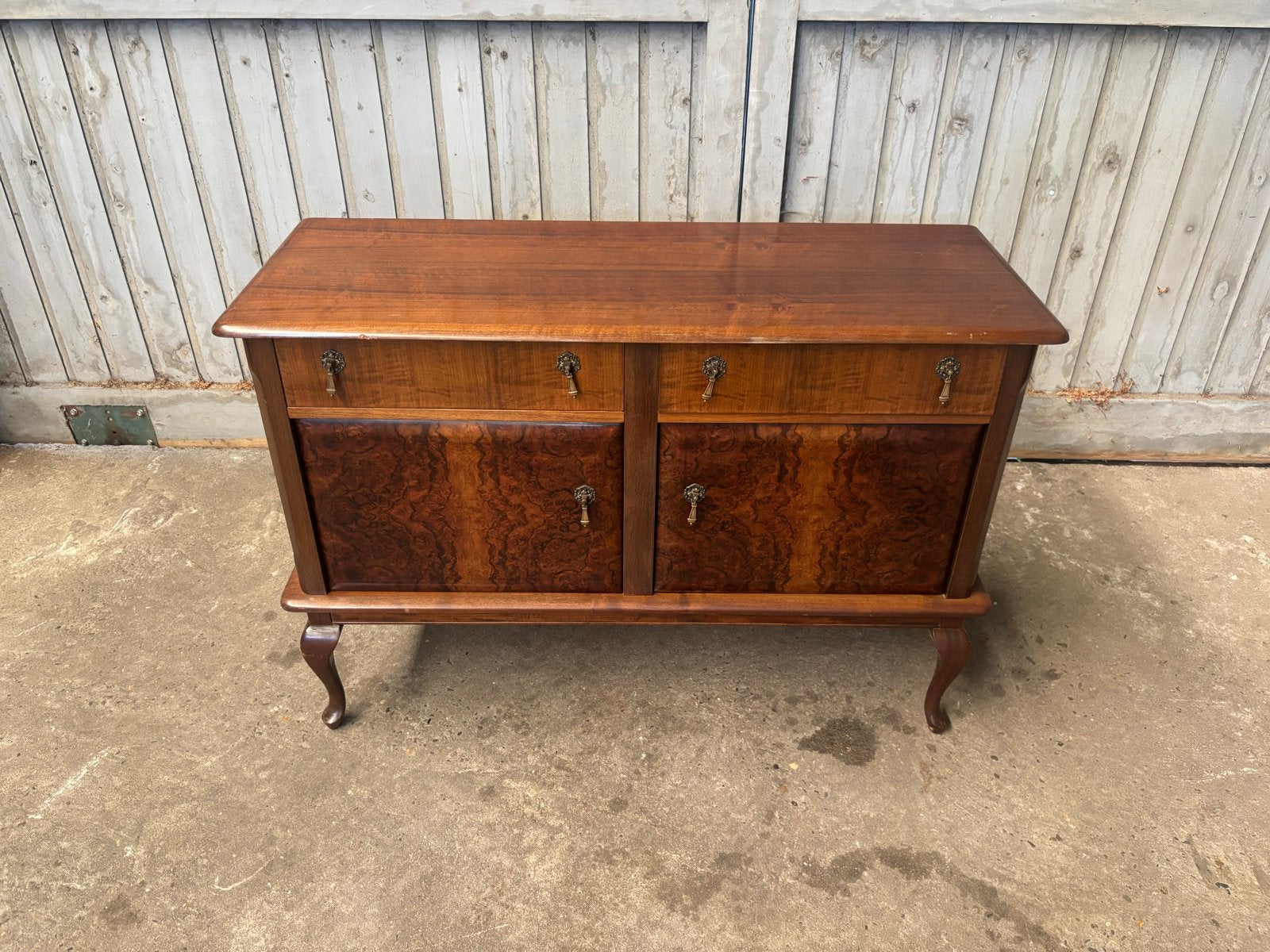 Vintage Queen Ann Dressoir / Kastje (1967) • Wortelnoten, Ophalen