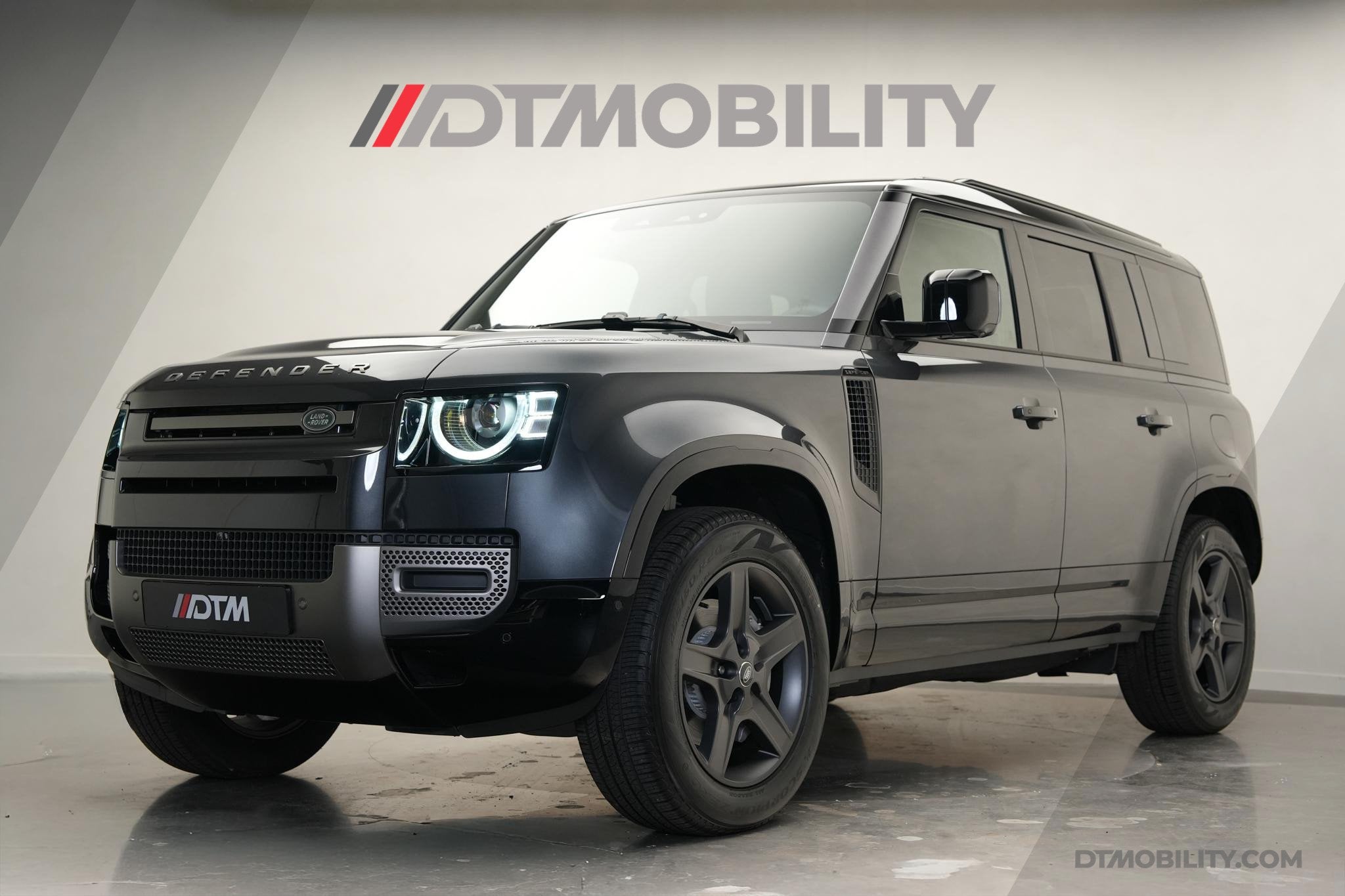 Land Rover Defender 2.0 P300e 110 X-Dynamic PHEV SE | NIEUW!, Auto's, Automaat, Stof, Gebruikt, 4 cilinders