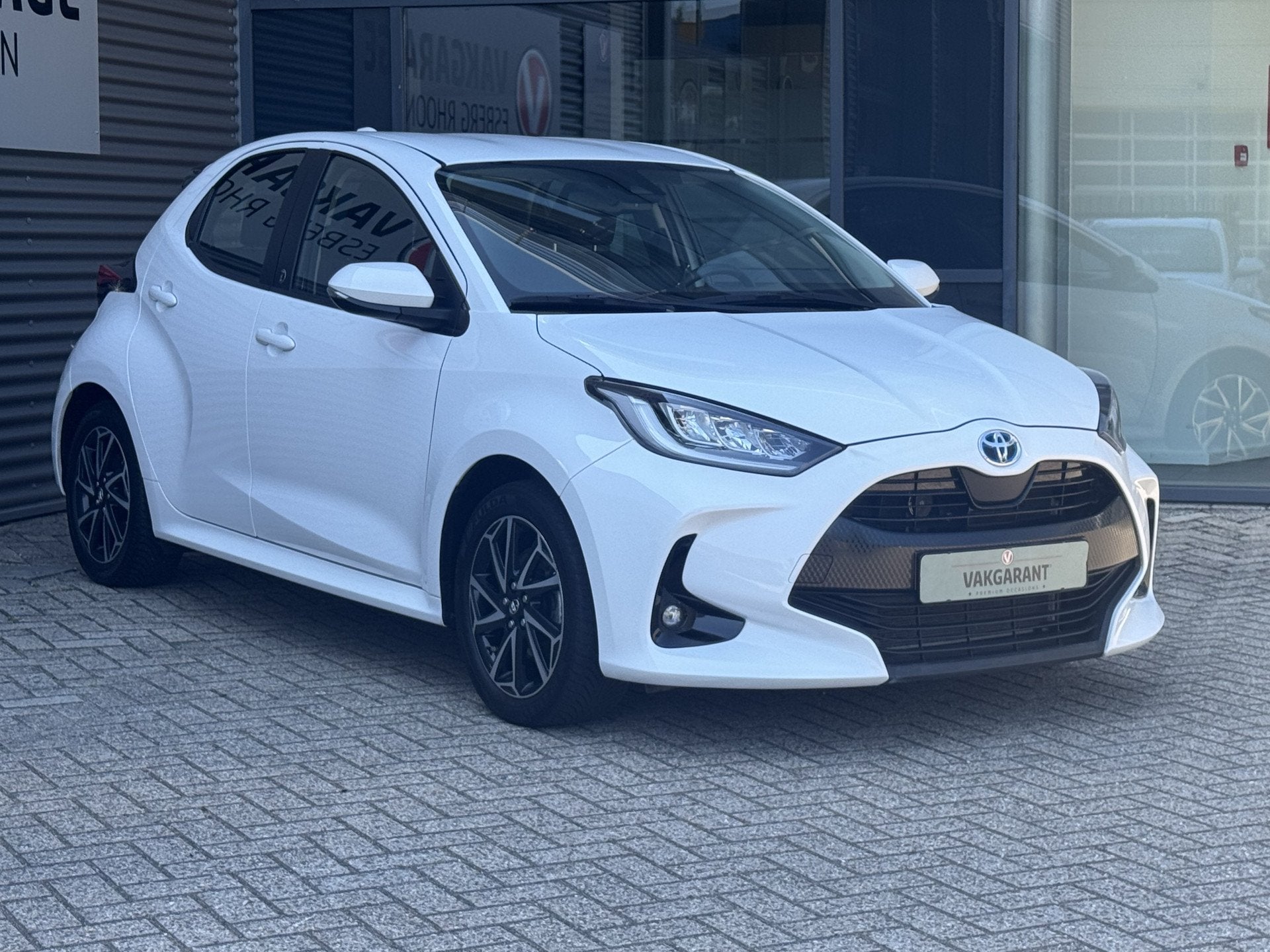 Toyota Yaris 1.5 Hybrid Style LED,STOELVERWARMING, 12 maanden, Gebruikt, Zwart, Wit