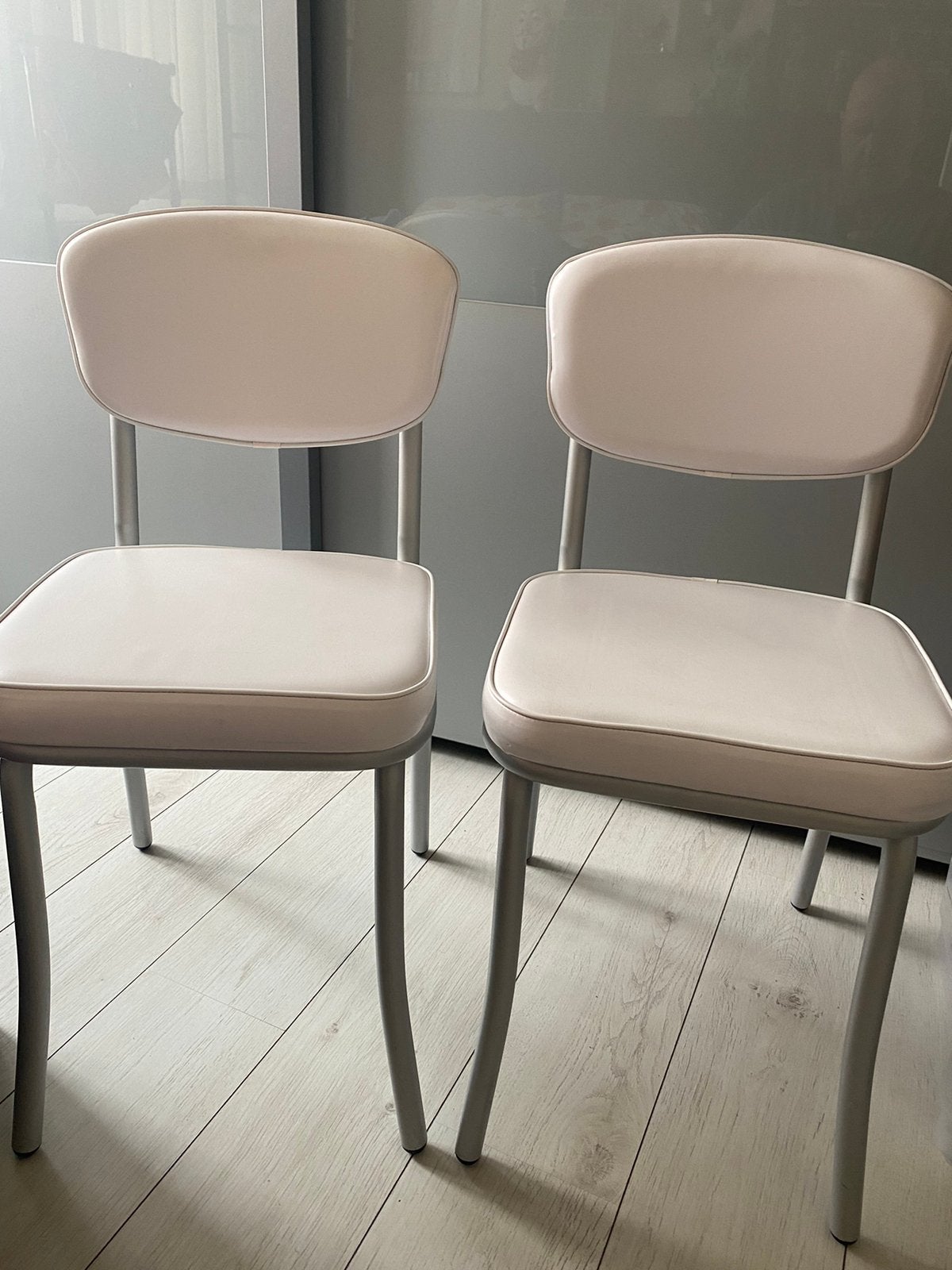2 retro Stoelen  lichtgrijs van kleur, Ophalen, Overige materialen, Twee, Zo goed als nieuw
