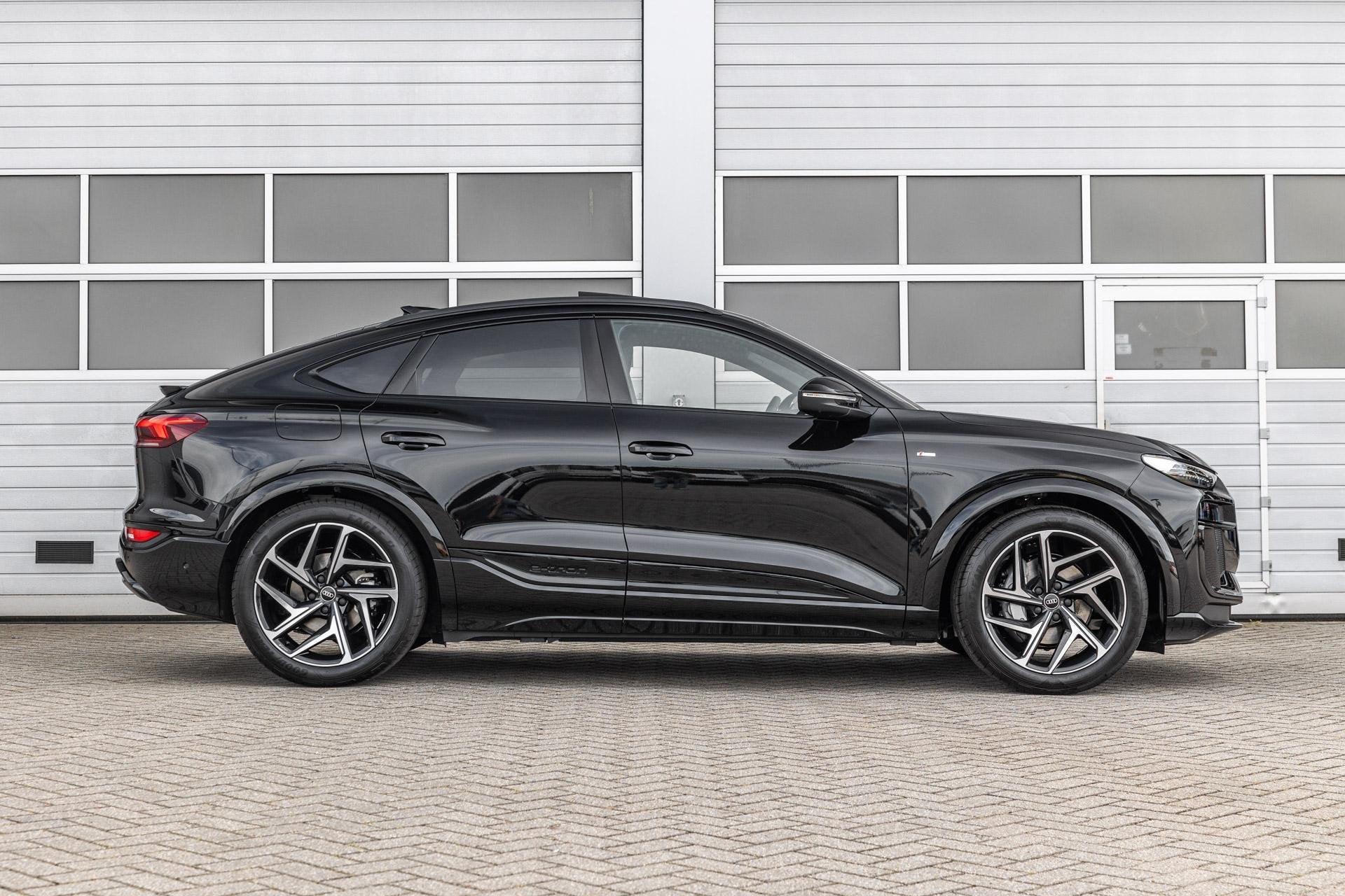 Audi Q6 Sportback e-tron 306pk S edition Performance 100 kWh, Automaat, 12 maanden, Zwart, Leder