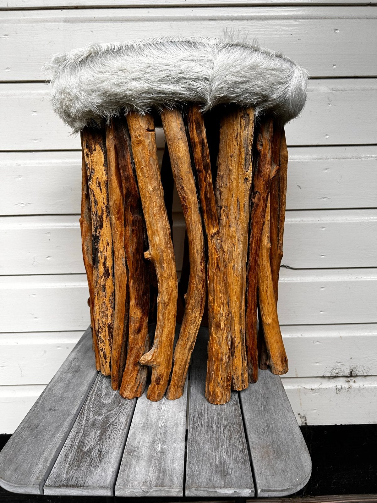 Ronde houten poef met vacht - 35 cm rond, 45 cm hoog, Ophalen, Zo goed als nieuw, Hout