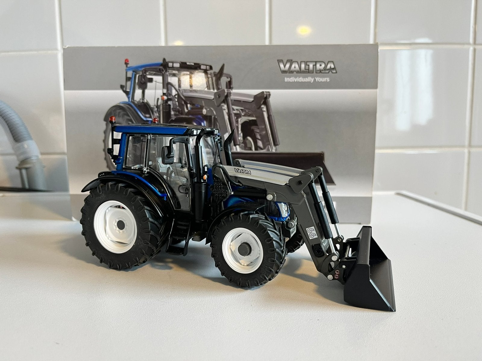 Valtra N113 Blauw Wiking, Ophalen of Verzenden, Zo goed als nieuw, Tractor of Landbouw, Overige merken