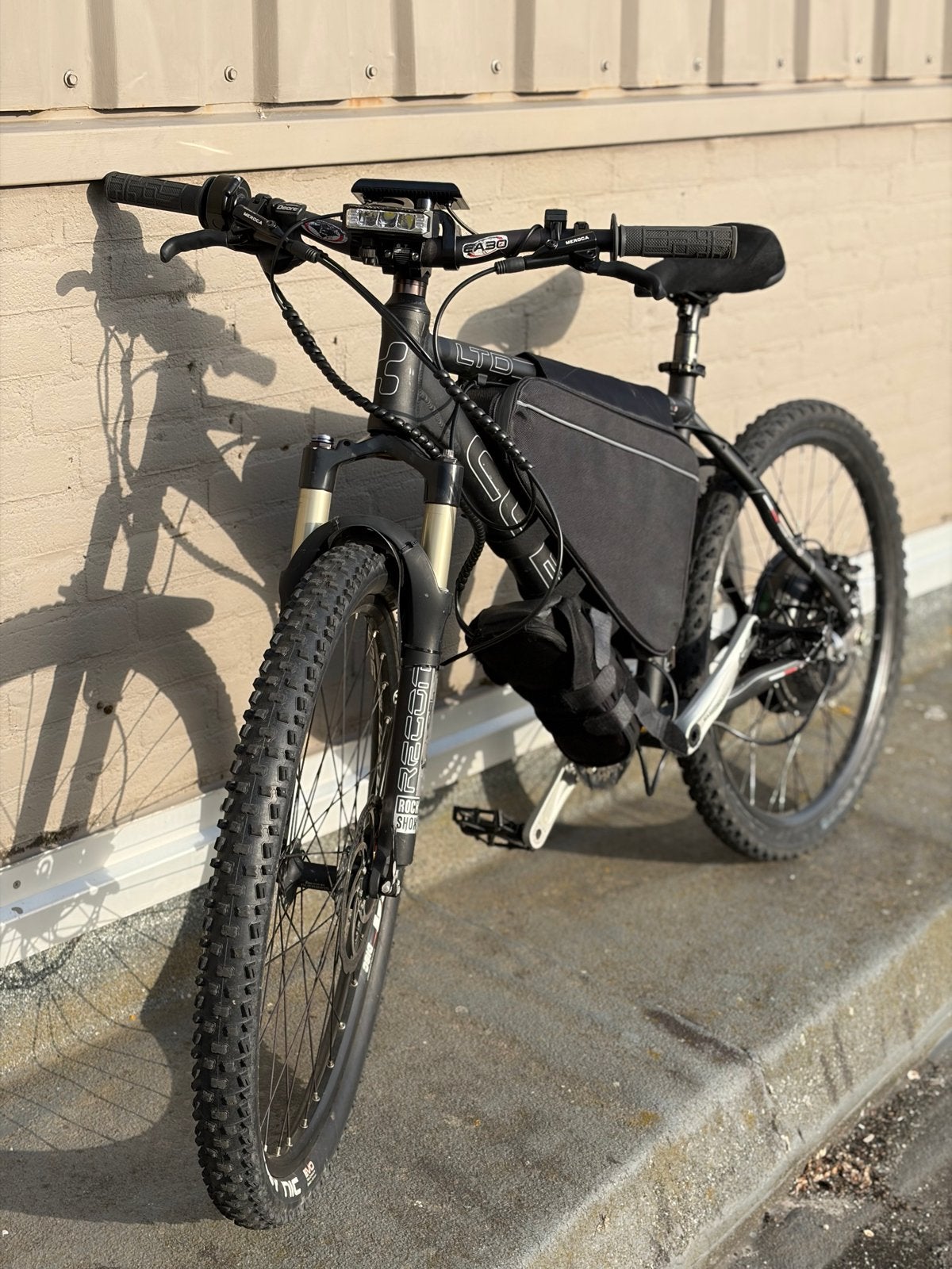Snelle E-bike: 2000W motor, 52V 60Ah accu, Surron gashendel, Fietsen en Brommers, Elektrische fietsen, Ophalen, Zo goed als nieuw