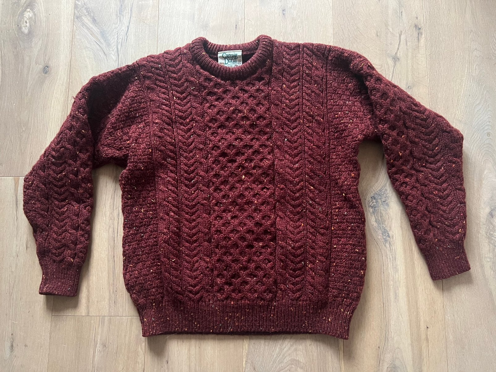 Nieuwe wijnrode Ierse wollen trui van Carraig Donn (maat M), Kleding | Dames, Ophalen of Verzenden, Nieuw, Maat 38/40 (M), Rood