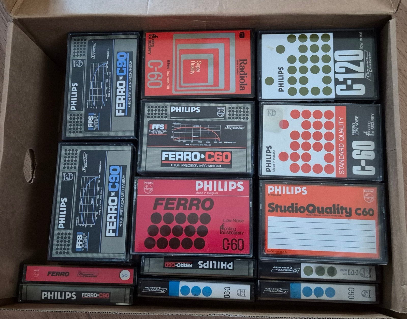 54 Philips type 1 cassettes in schoenendoos, Ophalen of Verzenden, Gebruikt, 26 bandjes of meer