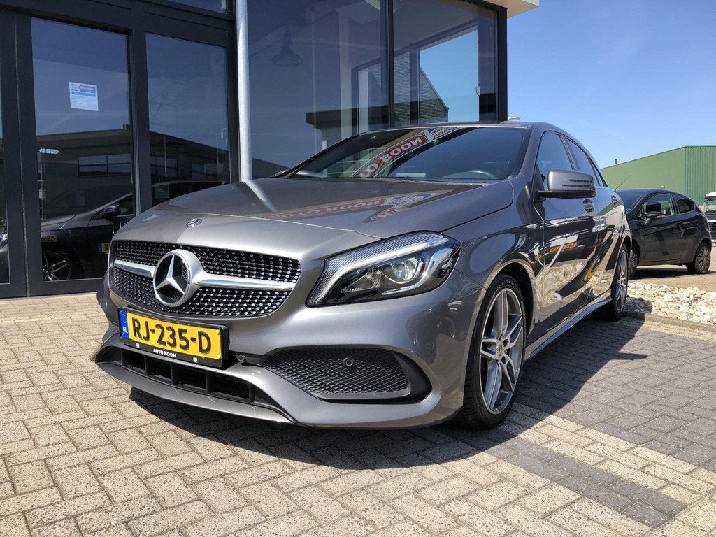 Mercedes-Benz A-klasse 180 AMG-LINE NAVI/LED/18"AMG/2XPDC/S&, Auto's, Voorwielaandrijving, Euro 6, 4 cilinders, Leder en Stof