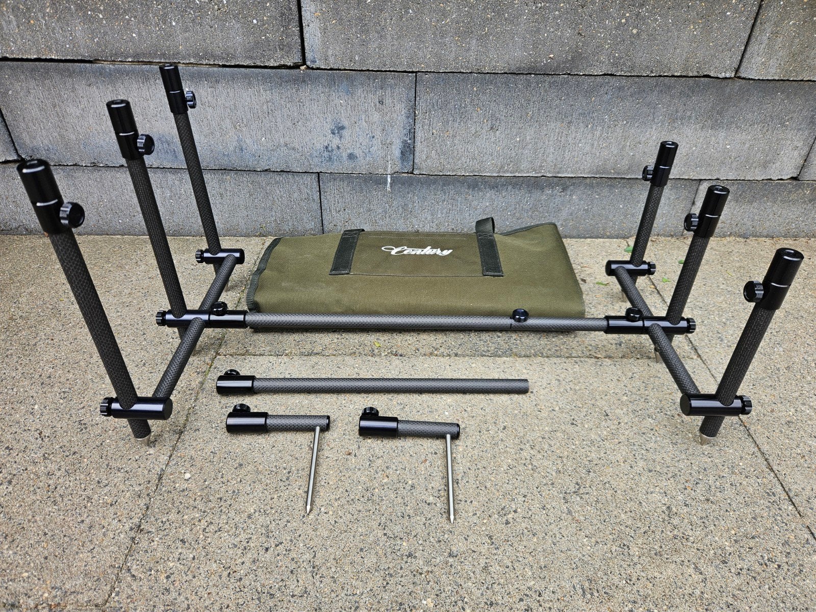 Century Carbon Stealth Rod Pod 3 Rod Nieuwstaat, Ophalen of Verzenden, Zo goed als nieuw, Werphengel