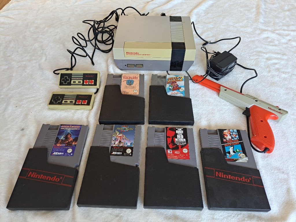 NES met diverse spellen en toebehoren, Avontuur en Actie, Gebruikt, 2 spelers, Eén computer