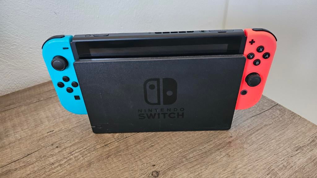 Nintendo Switch V2 (verbeterde accuduur) + extra accessoires, Spelcomputers en Games, Ophalen, Zo goed als nieuw, Met 2 controllers