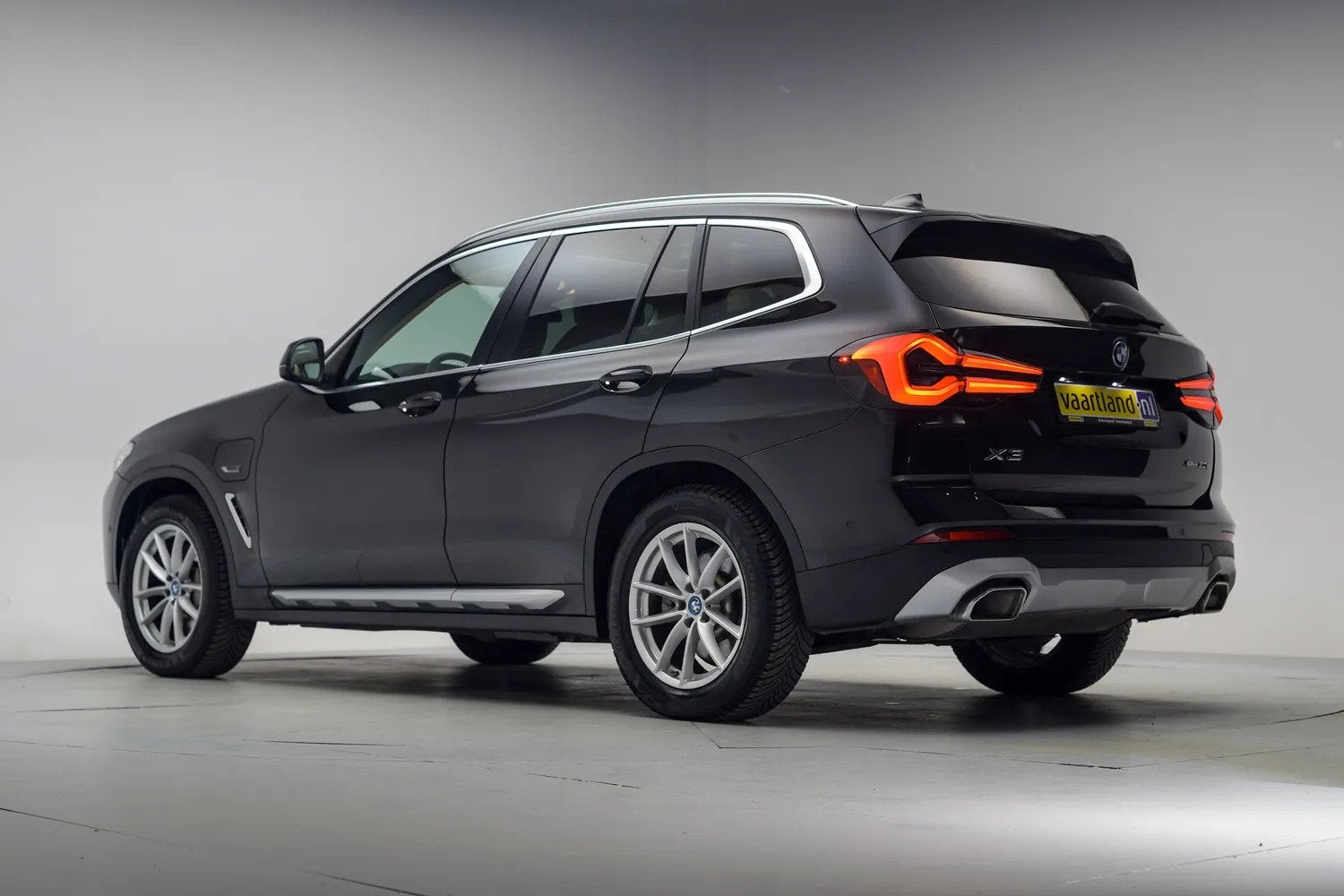 BMW X3 xDrive 30e High Executive Aut. [ Panoramadak Head-up, 1998 cc, 2000 kg, Zwart, Bedrijf