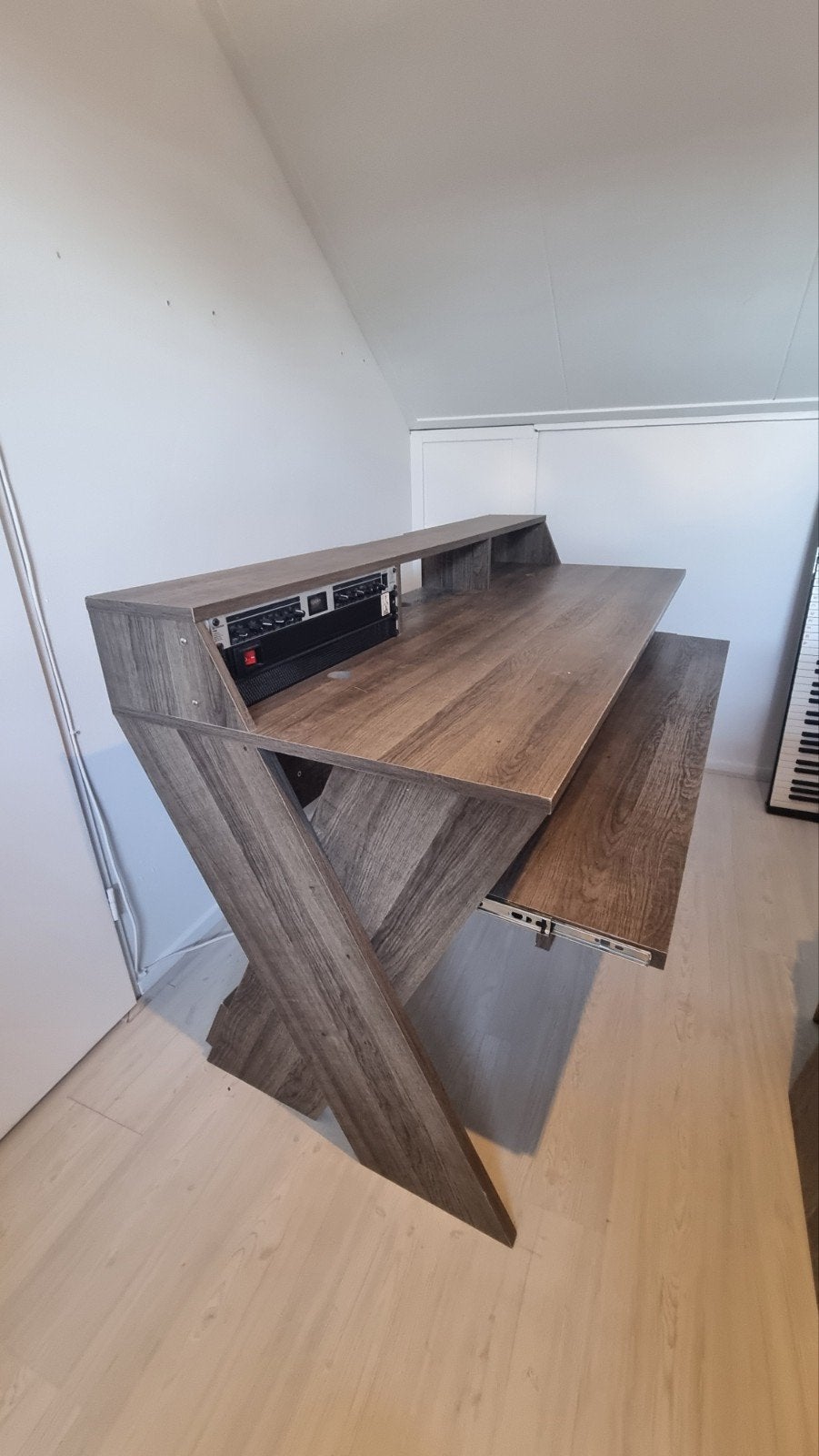 Studio bureau met rackruimte en uitschuifbaar keyboard lade, Huis en Inrichting, Bureaus, Ophalen, Gebruikt, Spaanplaat of MDF