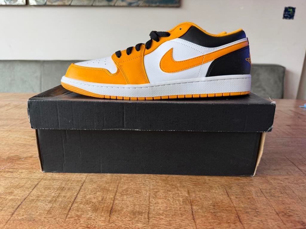 Jordan 1 Low Taxi - Maat 47.5 - Nieuw, Ophalen of Verzenden, Nieuw, Overige kleuren, Sneakers of Gympen