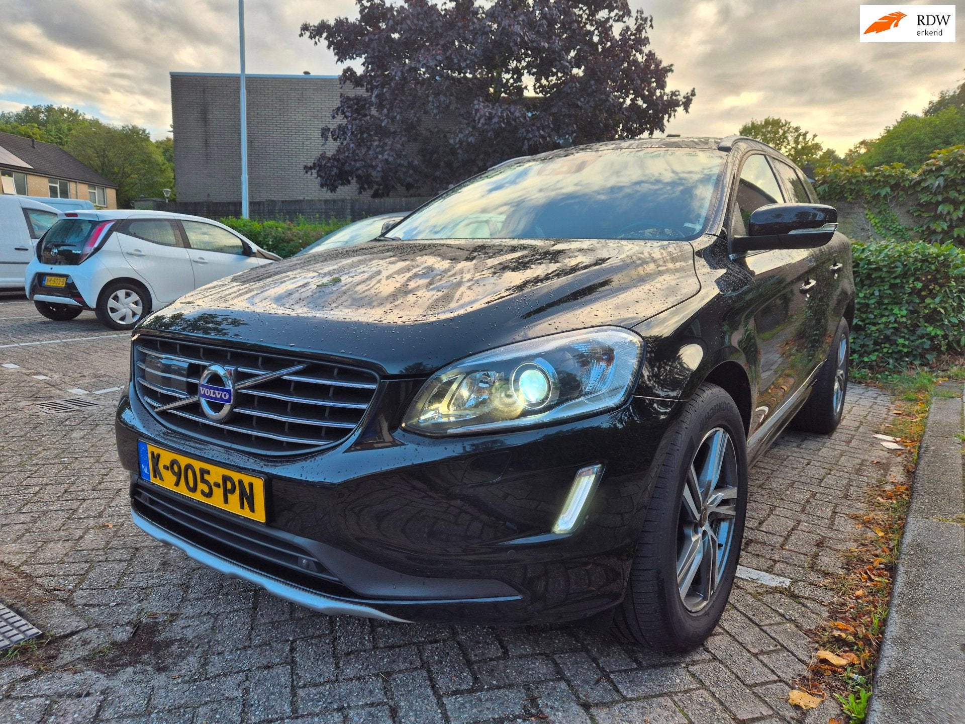 Volvo XC60 2.0 D4 FWD Polar+, full option, nieuwstaat., Dealer onderhouden, 1969 cc, Zwart, Leder