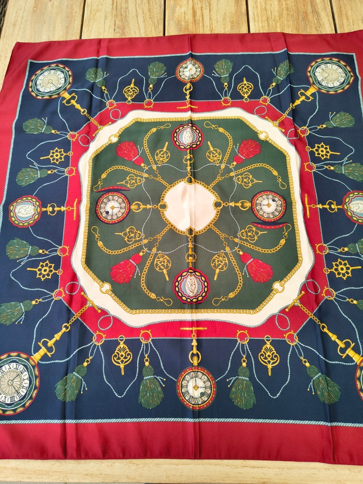 Vintage sjaal 86x86 met ketting en klok design, Kleding | Dames, Onbekend, Ophalen of Verzenden, Zo goed als nieuw