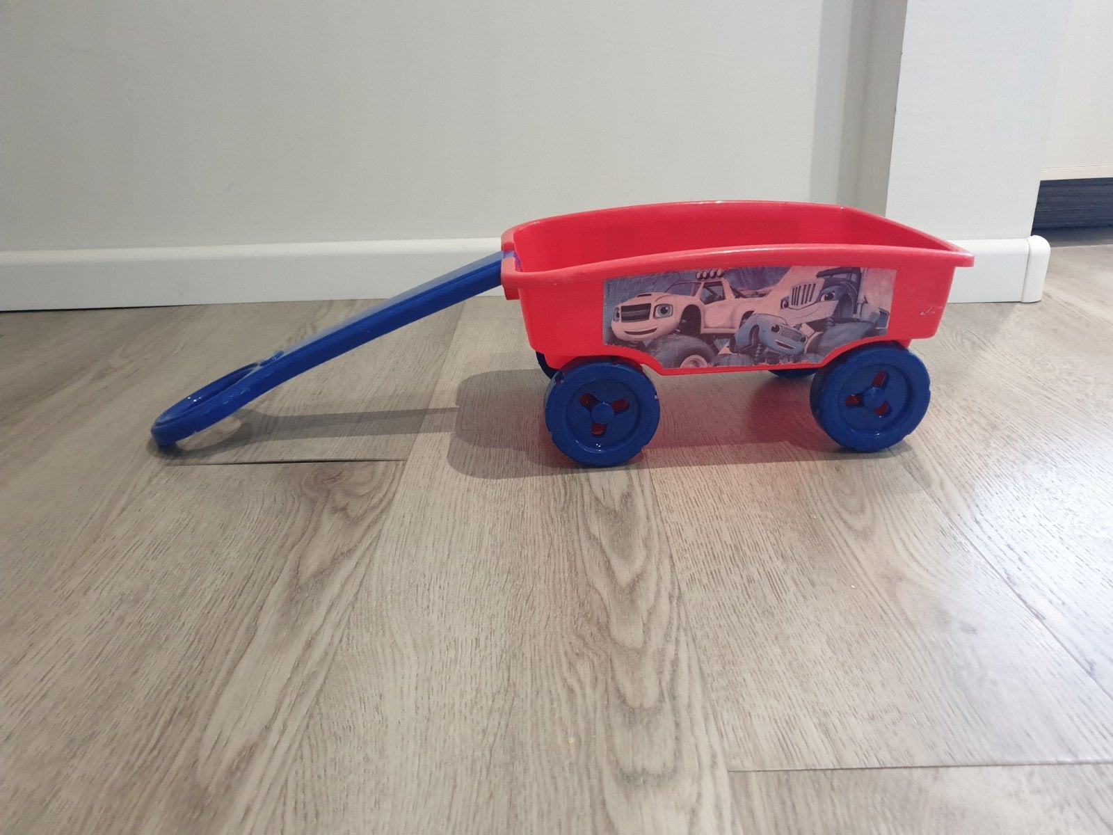 Rode speelgoedkar met blauwe wielen, Ophalen, Gebruikt