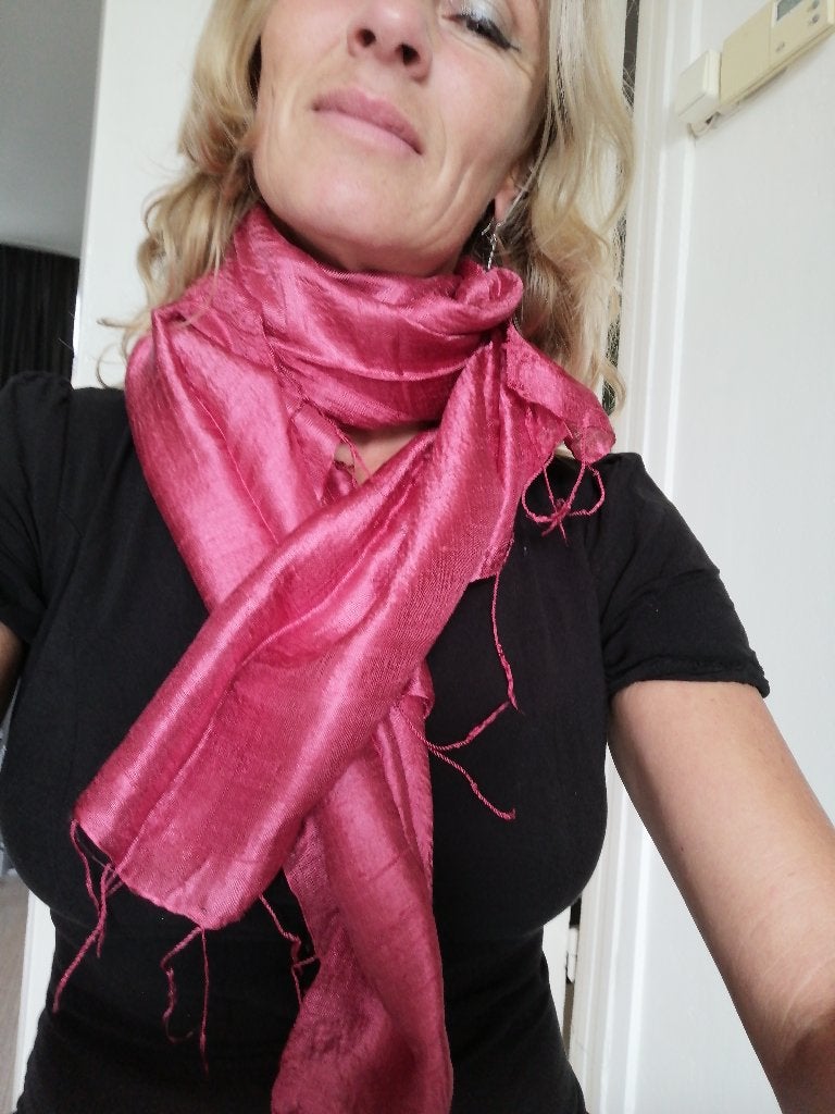 Nieuwe handgemaakte 100% zijden sjaal rozerood 172x56 cm, Ophalen of Verzenden, Nieuw, Maat 46/48 (XL) of groter, Sjaal