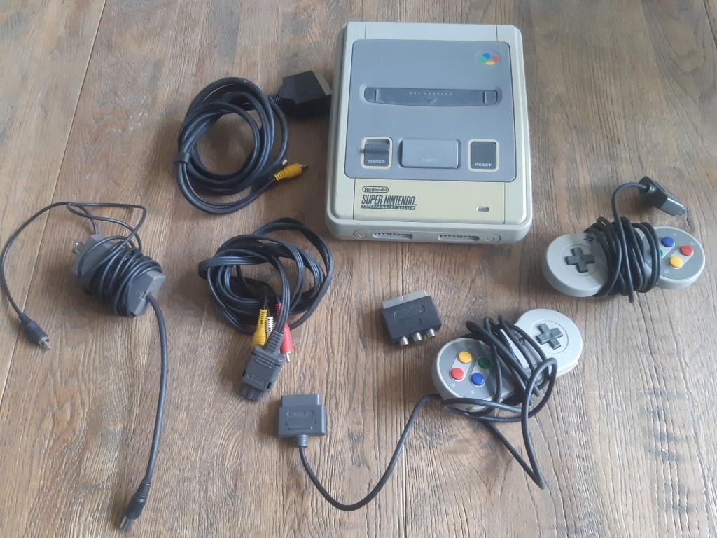 Super Nintendo SNES – compleet – 2 controllers, Spelcomputers en Games, Spelcomputers | Nintendo Super NES, Gebruikt, Met 2 controllers